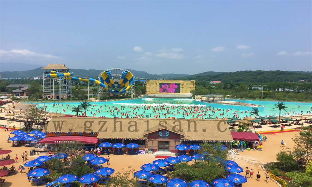 缤纷多彩的水上乐园设备