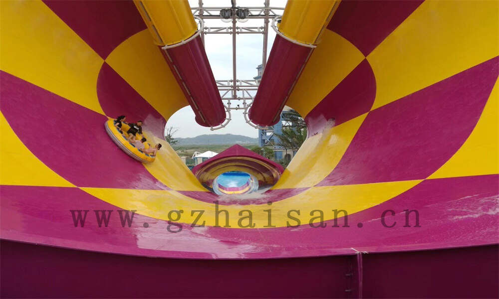 水上儿童游乐设备欢乐无限，安全畅玩