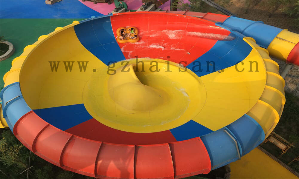 如何在水上乐园管理中提升园区的公共艺术和文化设施？