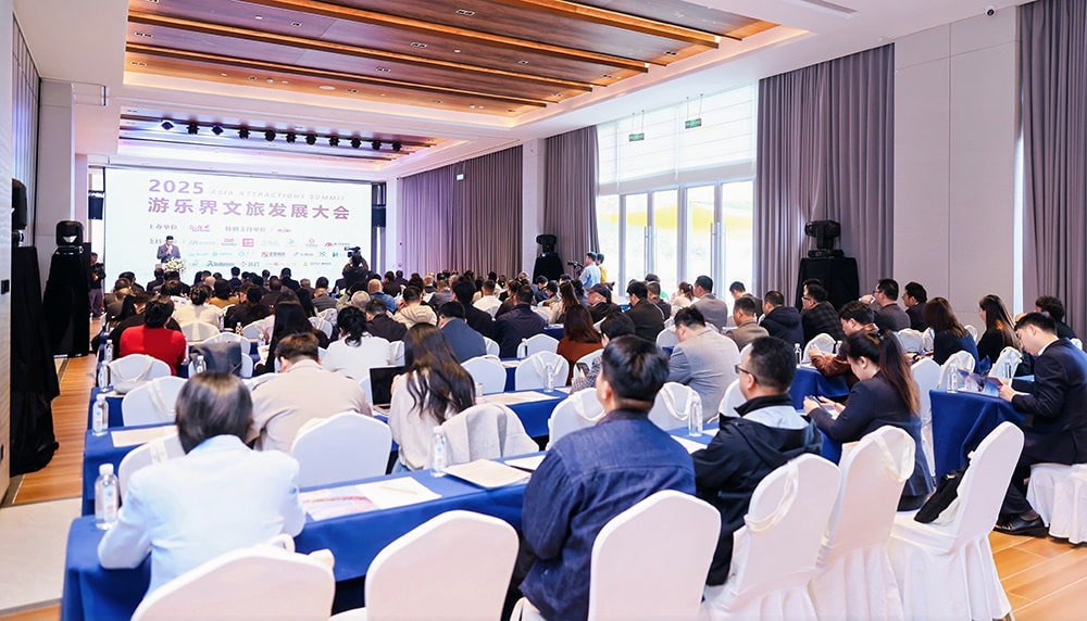 科技铸就非凡体验，专业成就行业标杆——jinnianhui今年会游乐荣膺2025金冠奖“杰出水滑道设备奖”