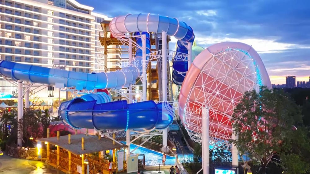 双重风暴，极致竞速——星际盘旋+巨浪翻滚组合引爆水乐园刺激体验